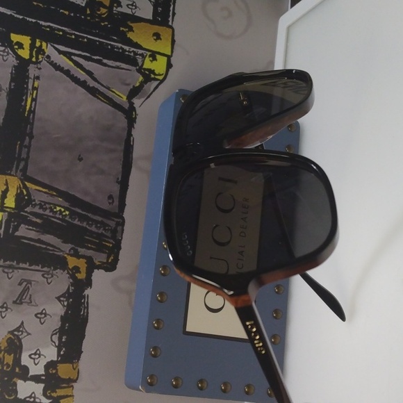 Model: GG0734s 001' Authentic Gucci unisex’s Oversized Sunglasses - Picture 9 of 9